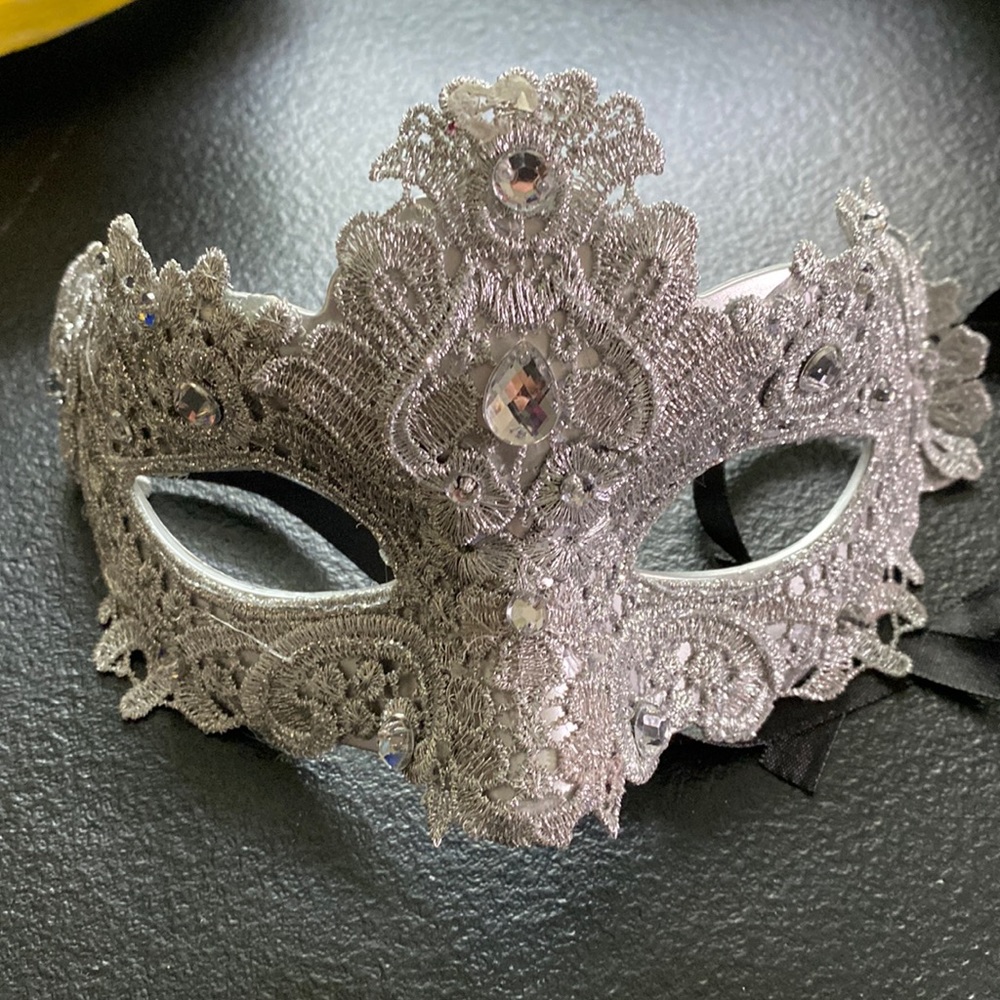 Masquerade
 Silver Rhinestone Mask